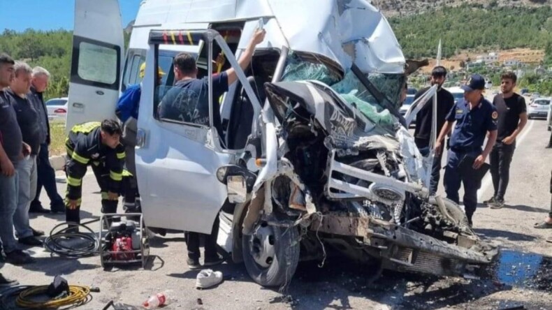Mersin’de servis, park halindeki otobüse çarptı: 1 ölü 2 yaralı